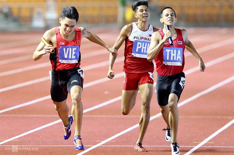 Nhật Hoàng tăng tốc ngoạn mục trong những mét cuối lượt chạy cuối của nội dung tiếp sức 4 x 400 mét nam hôm 10/12. Ảnh: Quang Huy.