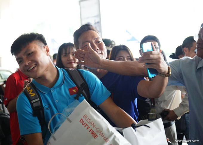 Đình Trọng bị fan 'đụng chạm' ngày về nước