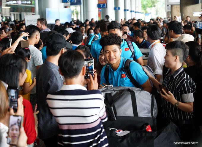 Đình Trọng bị fan 'đụng chạm' ngày về nước