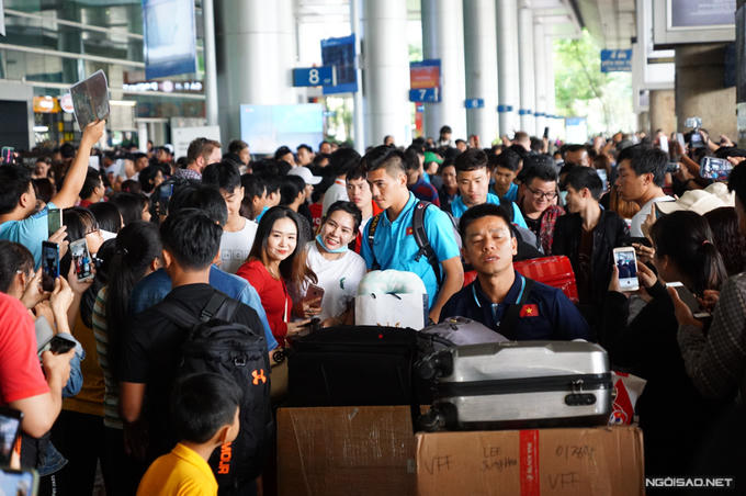 Đình Trọng bị fan 'đụng chạm' ngày về nước