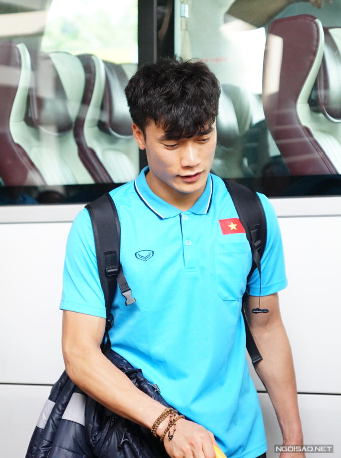 Đình Trọng bị fan 'đụng chạm' ngày về nước