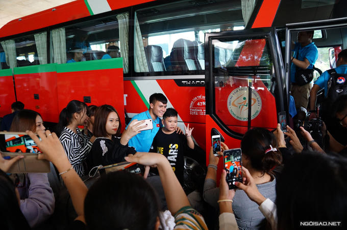 Đình Trọng bị fan 'đụng chạm' ngày về nước