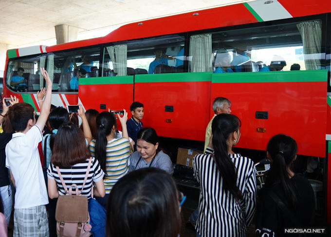 Đình Trọng bị fan 'đụng chạm' ngày về nước