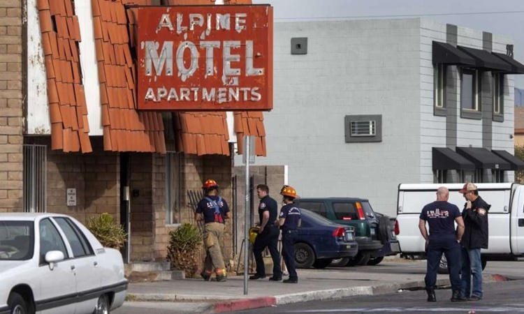 Lính cứu hỏa và cảnh sát có mặt tại hiện trường vụ hỏa hoạn. Ảnh: AP.