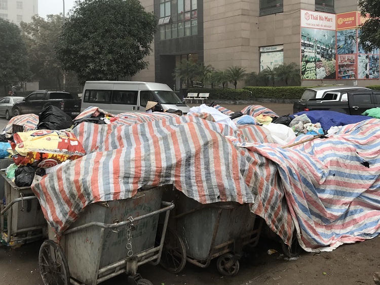 Rác tập kết tại gần công viên Cầu Giấy. Ảnh: Gia Chính