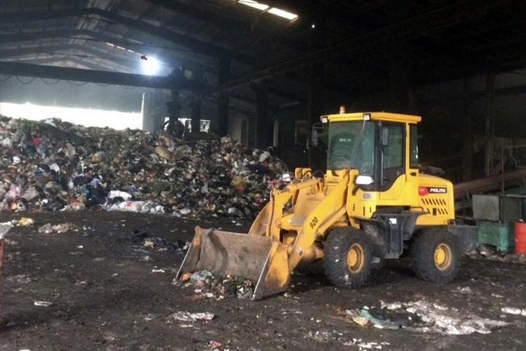 Bên trong nhà máy xử lý rác Xuân Sơn. Ảnh: T.L