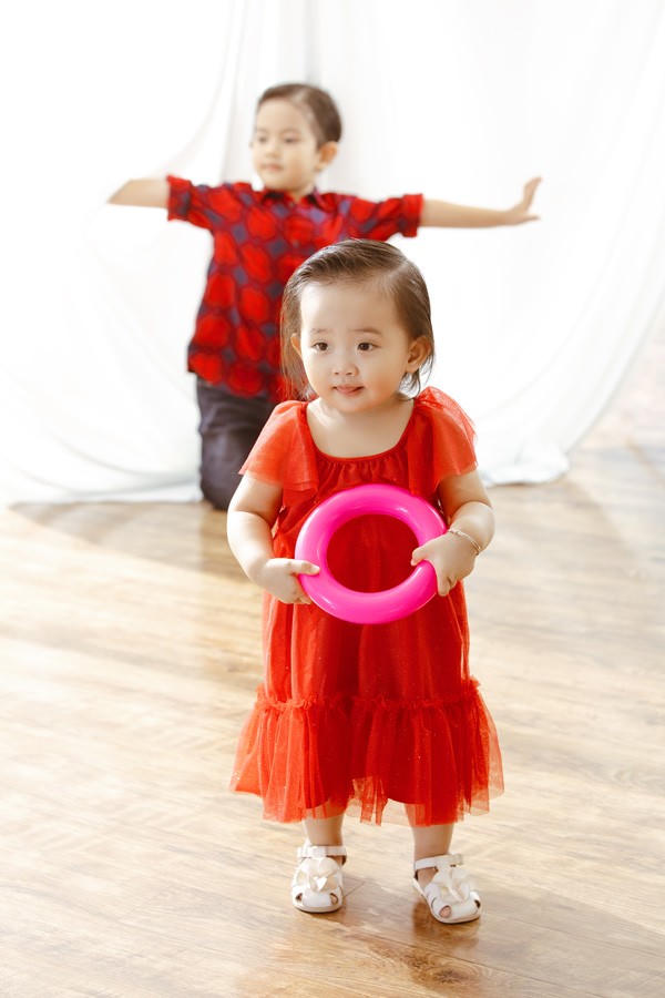 2 bé yêu nhà Khánh Thi - Phan Hiển khiến fan thích mê vì quá dễ thương - Ảnh 4.