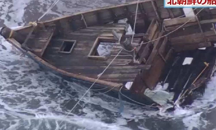 Chiếc thuyền gỗ chỉ còn phần mũi dạt vào bờ biển đảo Sado, tỉnh Niigita, Nhật Bản hôm nay. Ảnh: NHK.