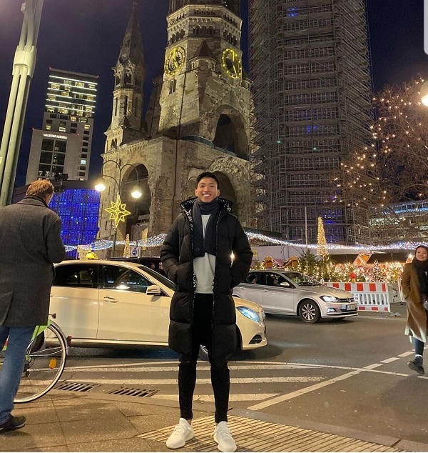 Văn Hậu đón năm mới ở Berlin.