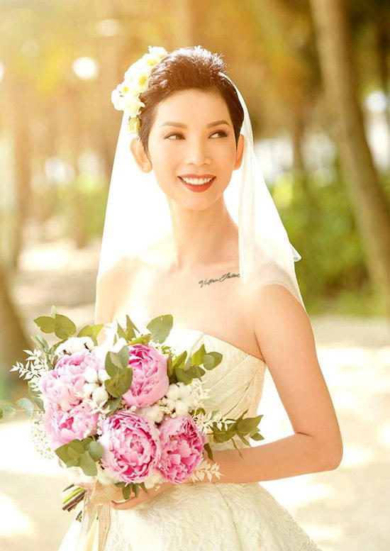 Xuân Lan xinh đẹp rạng rỡ khi diện soiree cưới.