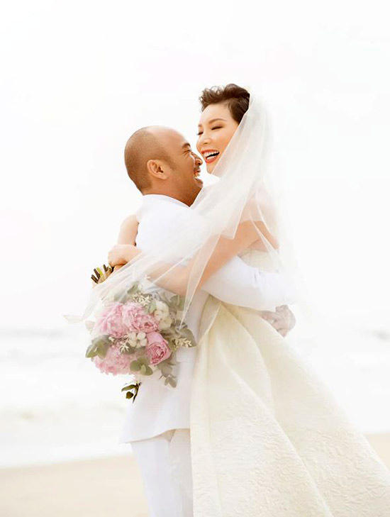Khoảnh khắc say đắm của vợ chồng siêu mẫu trong ngày vui ở Đà Nẵng.