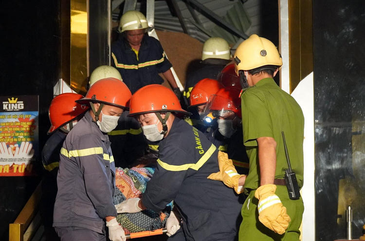 Thi thể nạn nhân được đưa ra ngoài sau hơn 4 giờ bị vùi lấp. Ảnh: Phước Tuấn.