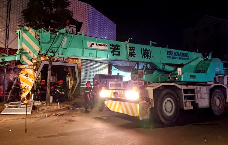 Xe cẩu được điều đến hiện trường để đưa nạn nhân ra ngoài. Ảnh: Đăng Khoa.