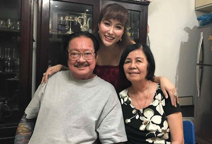 Vợ chồng nghệ sĩ Chánh Tín hồi tháng 5/2019 khi Phi Thanh Vân đến chơi nhà.