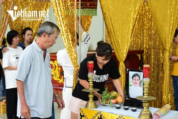 Vợ nghệ sĩ Nguyễn Chánh Tín khóc nức nở bên linh cữu chồng