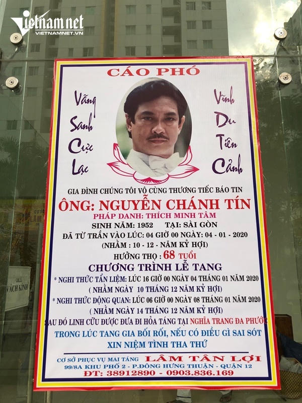 Vợ nghệ sĩ Nguyễn Chánh Tín khóc nức nở bên linh cữu chồng