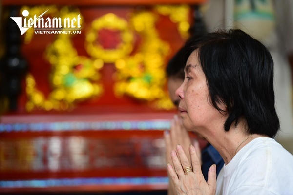 Vợ nghệ sĩ Nguyễn Chánh Tín khóc nức nở bên linh cữu chồng