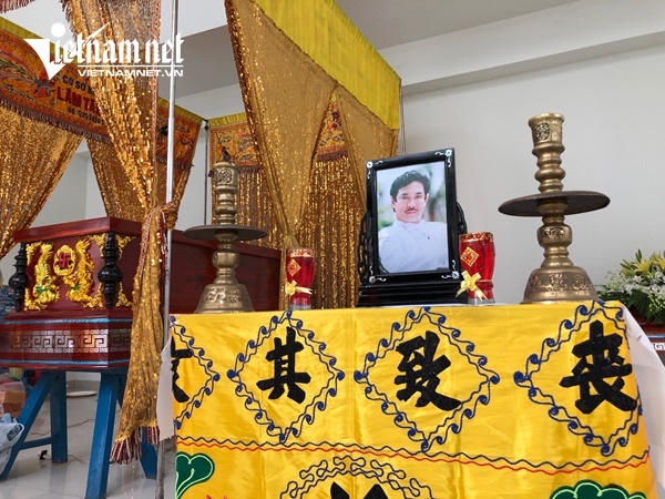 Vợ nghệ sĩ Nguyễn Chánh Tín khóc nức nở bên linh cữu chồng