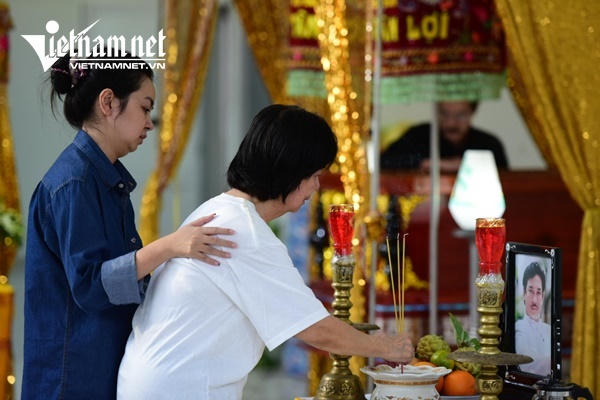 Vợ nghệ sĩ Nguyễn Chánh Tín khóc nức nở bên linh cữu chồng