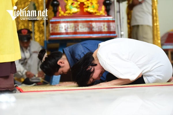 Vợ nghệ sĩ Nguyễn Chánh Tín khóc nức nở bên linh cữu chồng