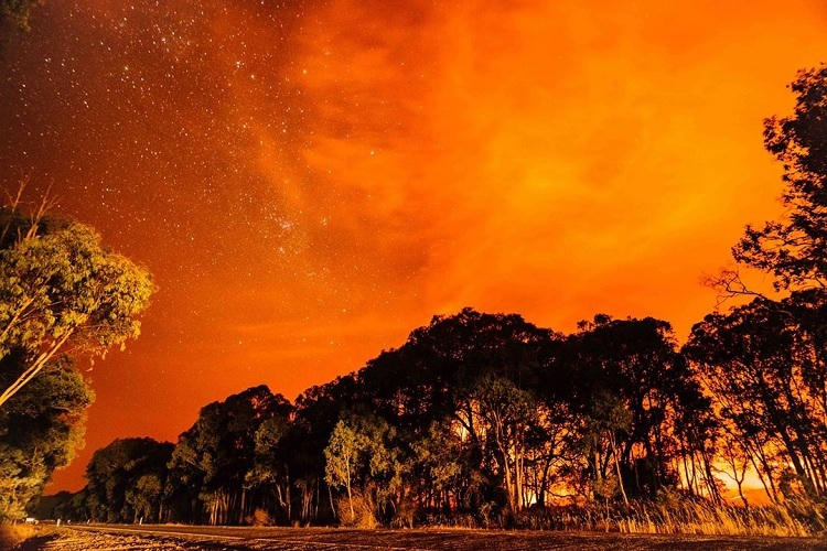 Dải ngân hà lấp lánh trên bầu trời đêm, một bên vẫn rực ánh lửa. Ảnh:NVCC.