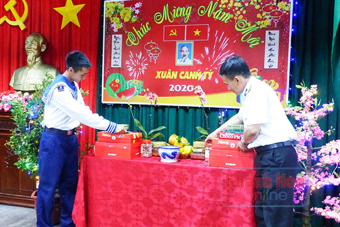 Trang trí bàn thờ Bác Hồ đón Tết.