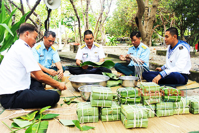 Gói bánh chưng bằng lá dong và lá bàng vuông trên đảo Nam Yết.