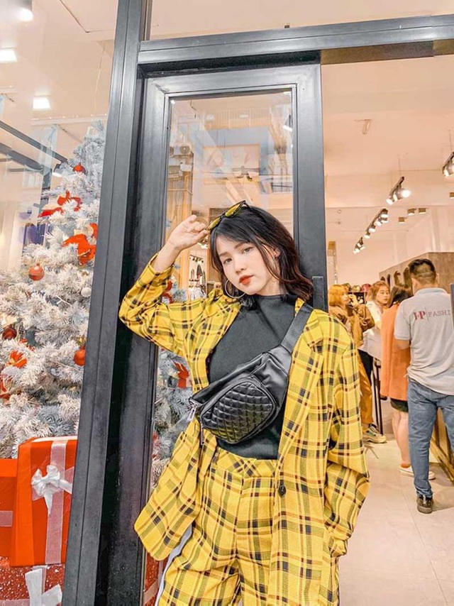 Cô gái gây “bão” mạng khi xuất hiện trên khán đài trận U23 Việt Nam - Jordan - 4