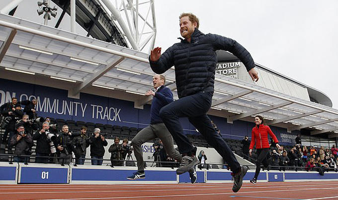 Cả ba sau đó tham gia cuộc thi chạy và Harry giành chiến thắng.