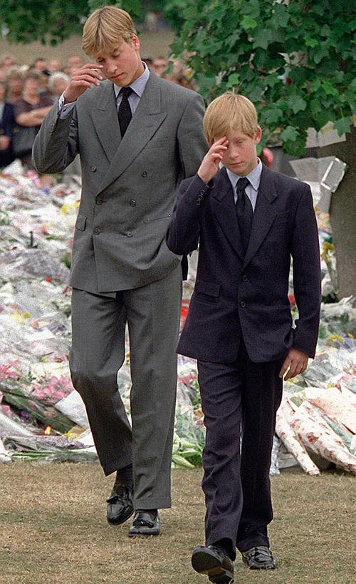 William và Harry gạt nước mắt khi dự đám tang của mẹ, Công nương Diana, năm 1997.