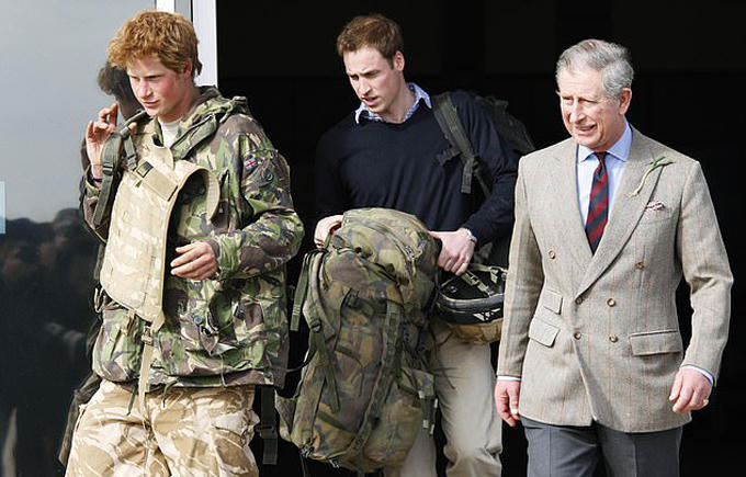 William cầm giúp em trai balô khi đón Harry trở về sau thời gian phục vụ cho lực lượng không quân hoàng gia tại Afghanistan năm 2008.
