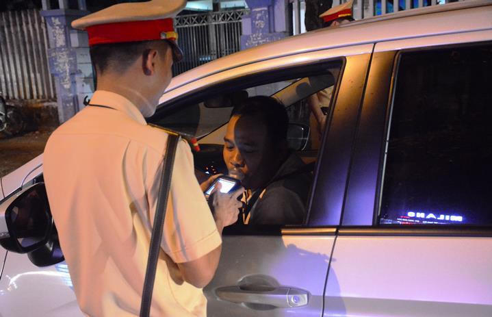 Vừa bị dừng kiểm tra nồng độ cồn sau tiệc tất niên, người đàn ông đã khóc nức nở