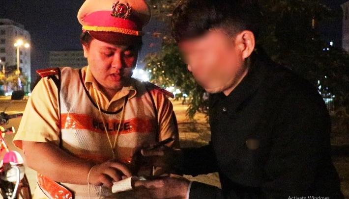 Vừa bị dừng kiểm tra nồng độ cồn sau tiệc tất niên, người đàn ông đã khóc nức nở