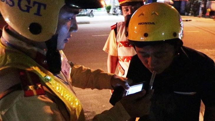 Vừa bị dừng kiểm tra nồng độ cồn sau tiệc tất niên, người đàn ông đã khóc nức nở