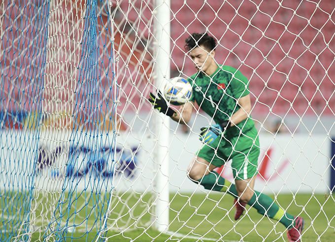 Bùi Tiến Dũng mắc lỗi đấm bóng hụt dẫn tới bàn gỡ hoà của Triều Tiên. Ảnh: Lâm Thoả.