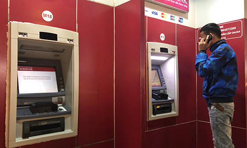 Một khách hàngkhi rút tiền đã bị máy ATM rút tiền. Ảnh: Quỳnh Trang