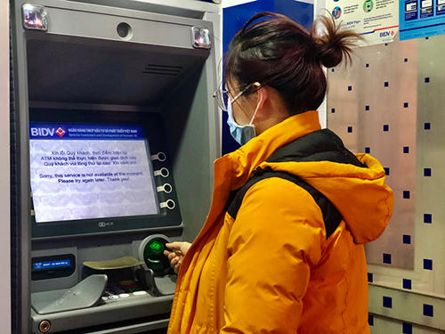 Nhiều máy ATM đồng loạt thông báo ngừng hoạt động. Ảnh: Quỳnh Trang
