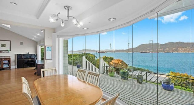 Vừa ra ở riêng, vợ chồng Hoàng tử Harry tính mua biệt thự 27 triệu USD ở Canada - 3