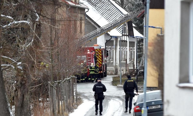 Lính cứu hỏa có mặt tại hiện trường vụ hỏa hoạn. Ảnh: AP.