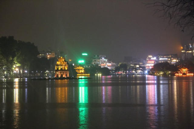 Mưa lạnh đêm 30 Tết, hồ Gươm thưa thớt người chờ xem pháo hoa - 10