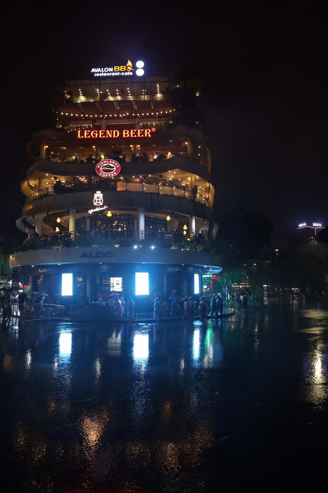 Mưa lạnh đêm 30 Tết, hồ Gươm thưa thớt người chờ xem pháo hoa - 1