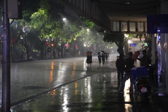 Mưa lạnh đêm 30 Tết, hồ Gươm thưa thớt người chờ xem pháo hoa - 4