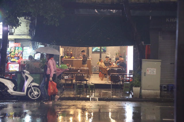 Mưa lạnh đêm 30 Tết, hồ Gươm thưa thớt người chờ xem pháo hoa - 5