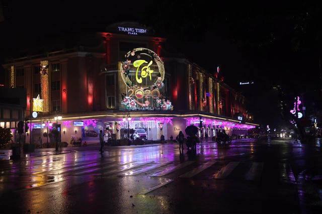 Mưa lạnh đêm 30 Tết, hồ Gươm thưa thớt người chờ xem pháo hoa - 6