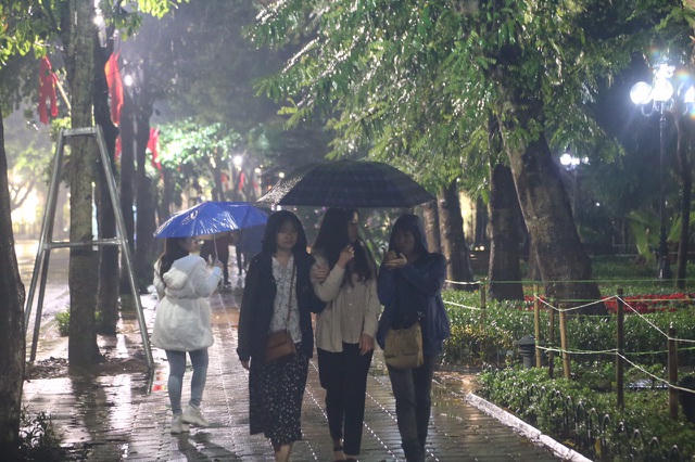 Mưa lạnh đêm 30 Tết, hồ Gươm thưa thớt người chờ xem pháo hoa - 9