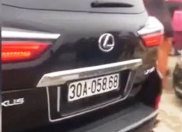 Xác minh xe sang Lexus đầu đeo biển xanh, đuôi đeo biển trắng - 2