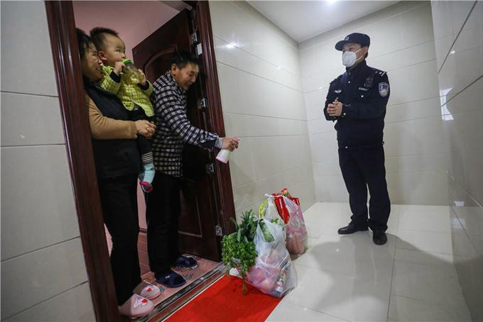 Yan Zhanfei mua thực phẩm cho bố mẹ và con trai nhưng không bước vào nhà. Ảnh: China Daily.