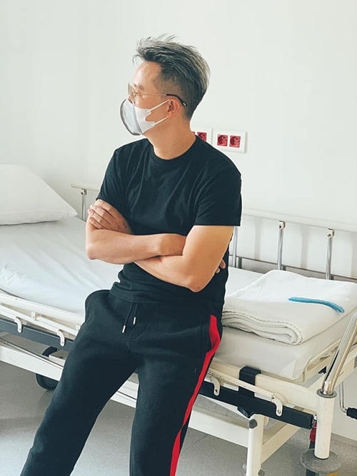 Ca sĩ Hoàng Bách trong bệnh viện sáng 17/2.