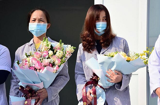 Bệnh nhân Phạm Thị Bình (trái) và Nguyễn Thị Namxuất viện, chiều 18/2. Ảnh: Giang Huy.