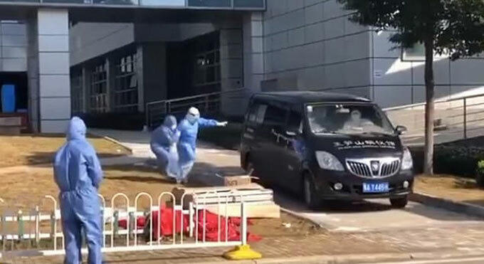 Bà Cai Liping cố đuổi theo xe chở xác ông Lưu Trí Minh chiều 18/2 ở Bệnh viện Đồng Tế, Vũ Hán. Ảnh: Weibo.